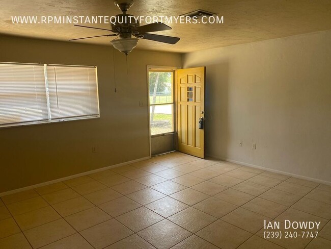 Building Photo - Very Spacious 1/1 Duplex with fenced in ba...