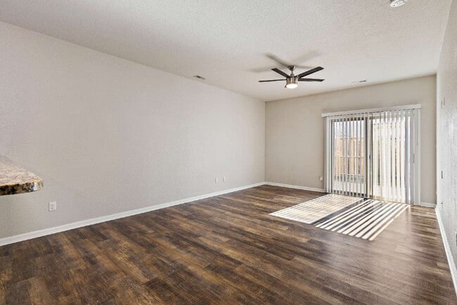 Building Photo - Fantastic like new townhouse in Suffolk