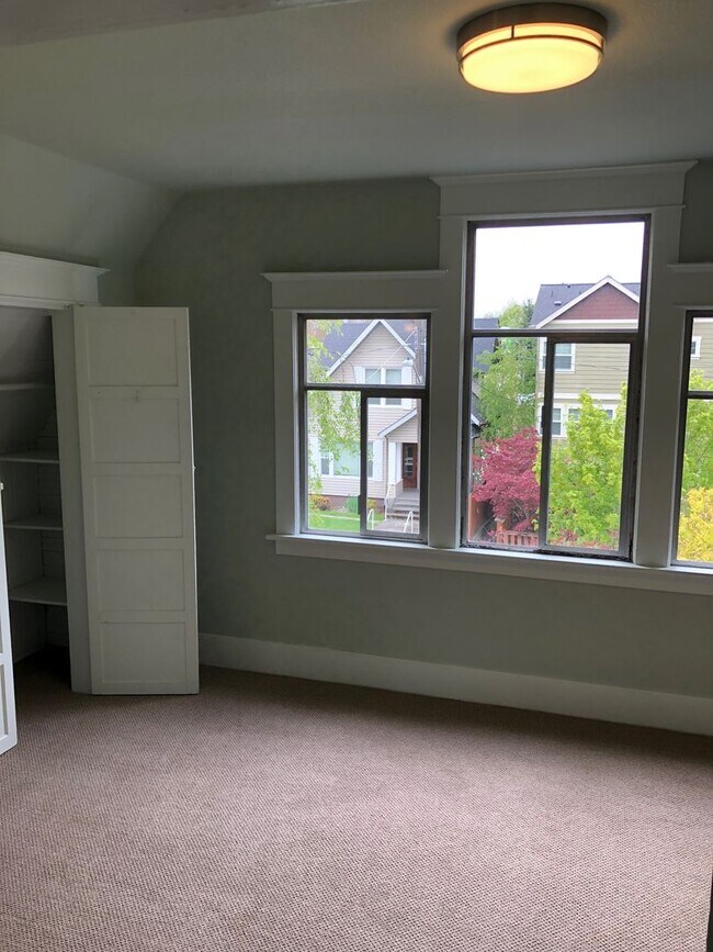 Building Photo - University Duplex