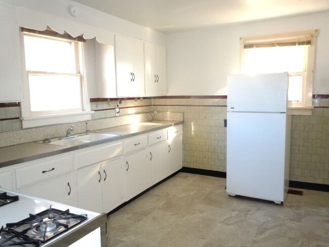 Building Photo - Two Bedroom Home with Washer/Dryer Hookups in Full Basement!