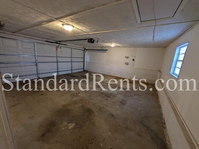 Building Photo - 622 Hickory Hollow Ln