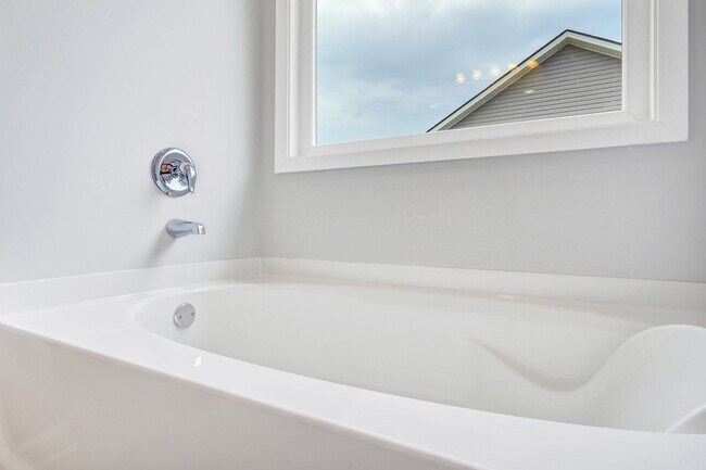 Building Photo - COMING EARLY JUNE 2026! (Pet Friendly)