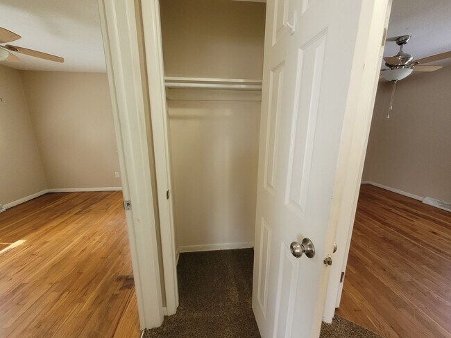 Building Photo - 2 Bedroom, 1 Bathroom Home 5 Minutes from ...