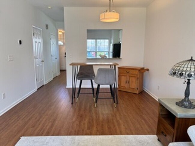 Building Photo - Wonderful townhome in Perfect Location