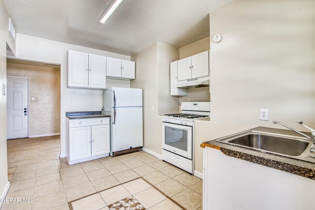 Building Photo - 1611 N Kansas St