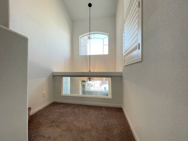 Building Photo - 3 Story house 4 bedroom / 3.5 bath, Southwest