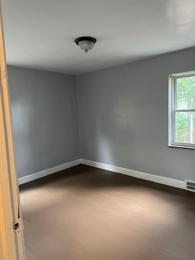 Building Photo - 4 bedroom Brick home