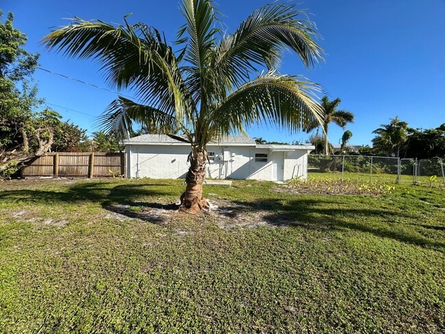 Building Photo - Cozy Home in Bokeelia - Available Now