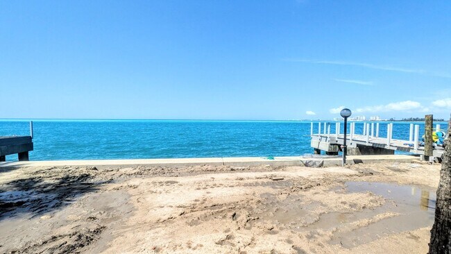 Building Photo - Annual UNfurnished Siesta Key Gulf front 2/2 condo with water views!