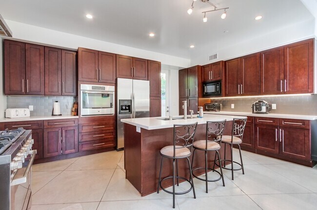 Building Photo - 28548 Meadow Glen Way W