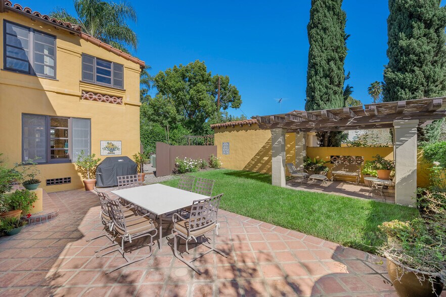 Building Photo - 500 N Las Palmas Ave