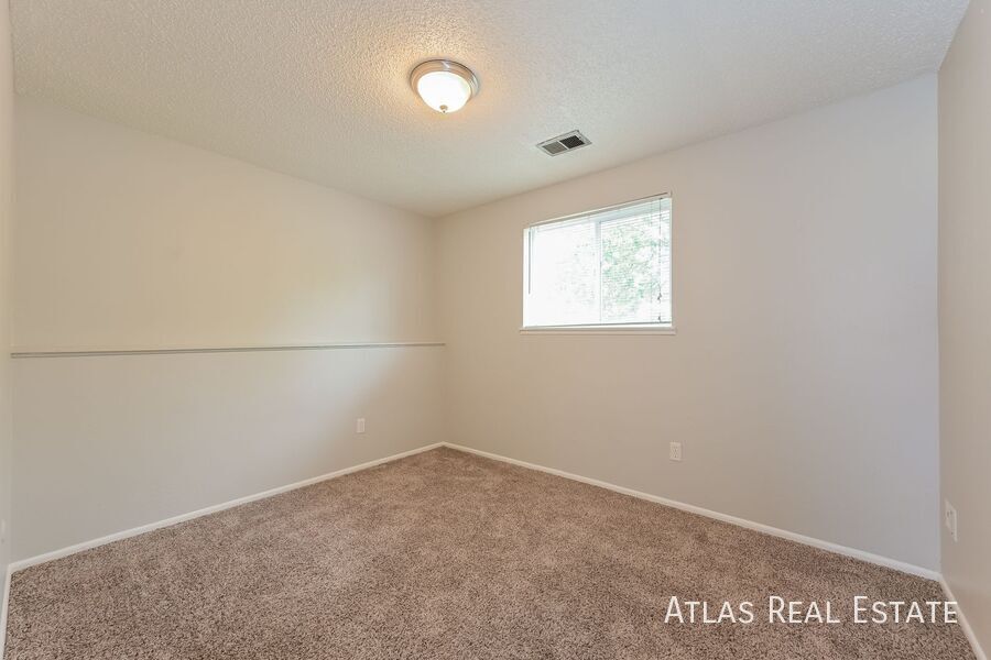 Building Photo - 14935 E Columbia Dr