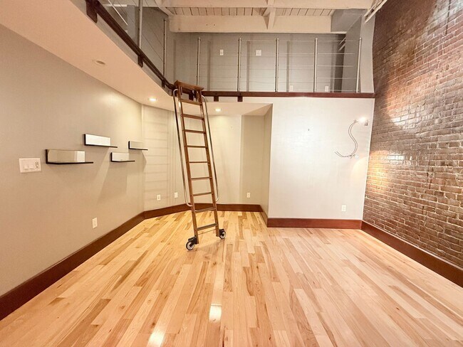 Building Photo - 318 N Main St