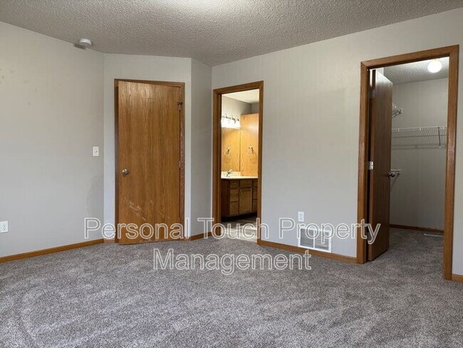 Building Photo - 2510 Amber Valley Ct S