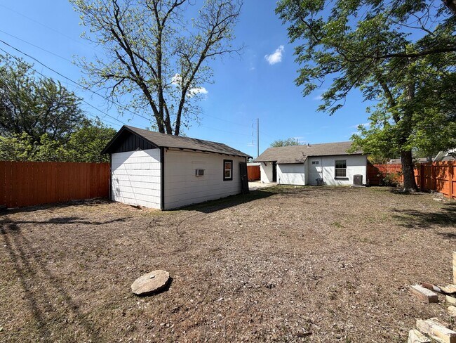 Building Photo - Charming 2 Bed / 1 Bath – Newly Remodeled with Bonus Space!