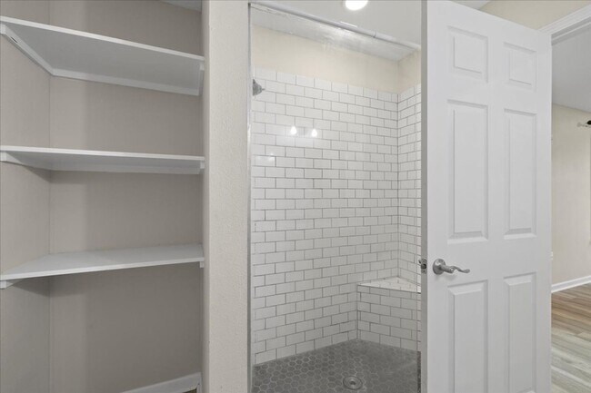 Building Photo - AVAILABLE 9/19!! 3bed/2bath with flex spac...