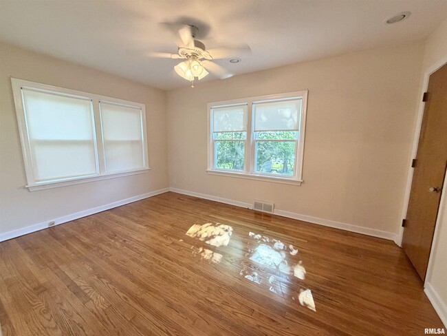 Building Photo - 136 E Hazel Dell Ln