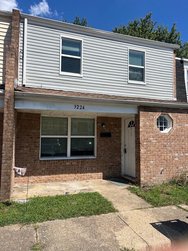 Building Photo - LARGE 3 BEDROOM AND 2.5 BATHS TOWNHOME