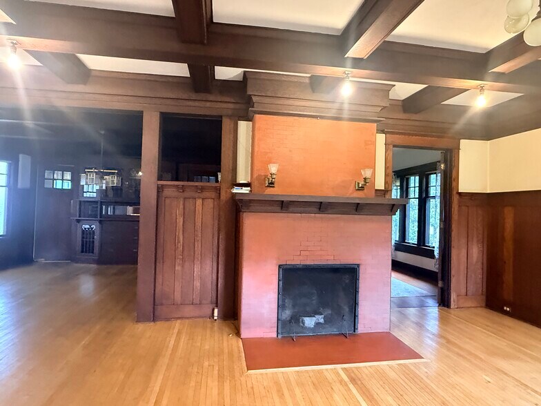 Building Photo - 1514 11th Ave W