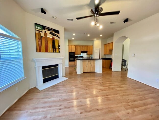 Building Photo - 1420 Hudspeth Dr