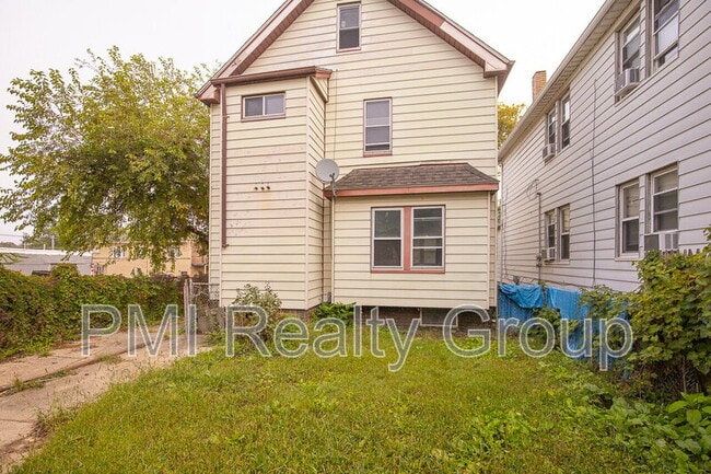 Building Photo - 888 Evangeline Rd