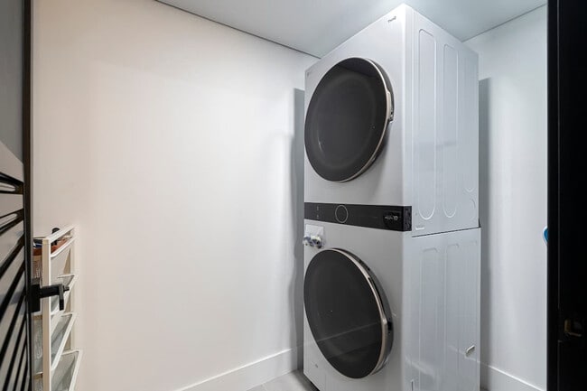 Building Photo - 8743 Thomas Dr