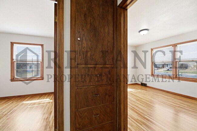 Building Photo - 2242 S Ridgewood Dr