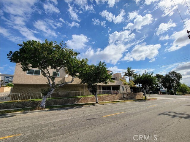 Building Photo - 2755 E Hill St