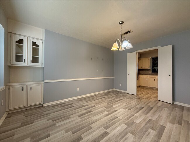 Building Photo - 422 Gamewood Dr