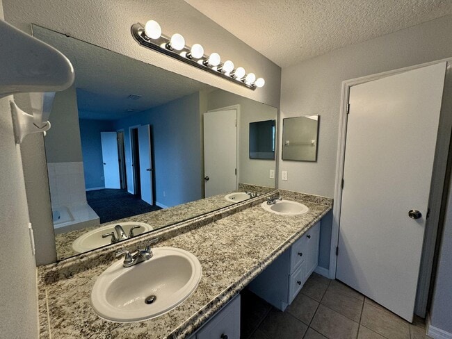 Building Photo - Contemporary Townhome for Rent in Davenpor...