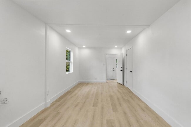 Building Photo - 114 NW 10th Ave