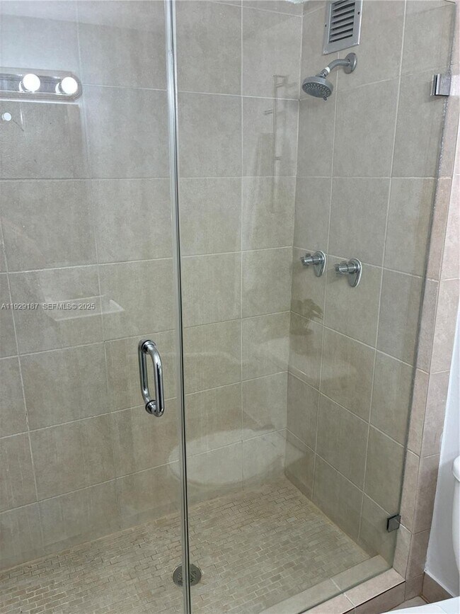 Building Photo - 2000 NE 135th St