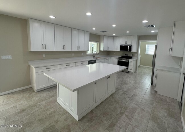 Building Photo - 2329 E Enrose St