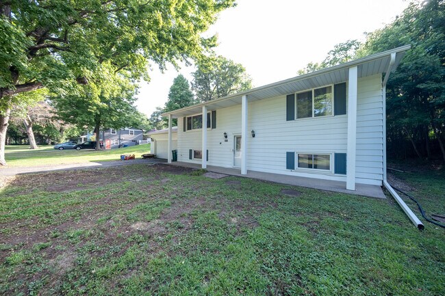 Building Photo - 3800 Fernbrook Ln N