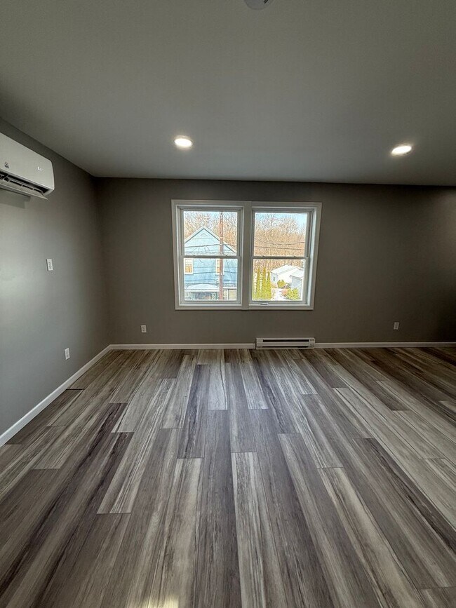 Building Photo - 1136 S Main St