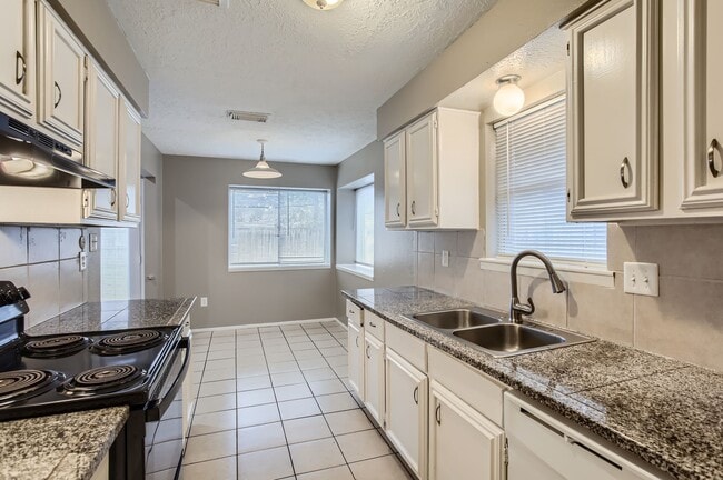 Building Photo - 5607 Circlegate Dr