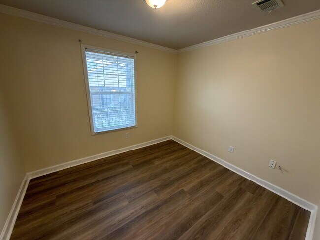 Building Photo - Three bedroom duplex close to Canyon Lake Highschool