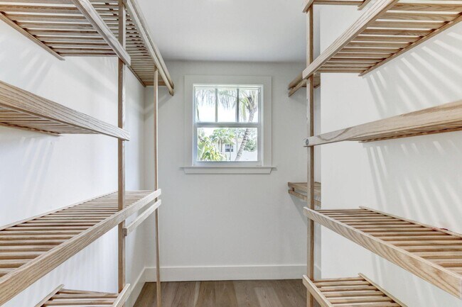 Building Photo - 833 Ardmore Rd