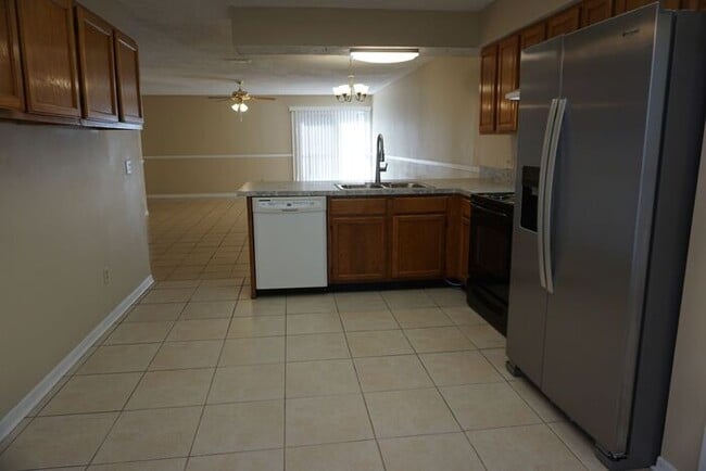 Building Photo - 3 bedroom 2.5 Bathroom townhome with fence...