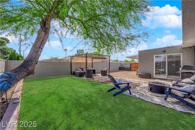 Building Photo - A Must See!! 5 bedroom 3.5 Bathroom home i...