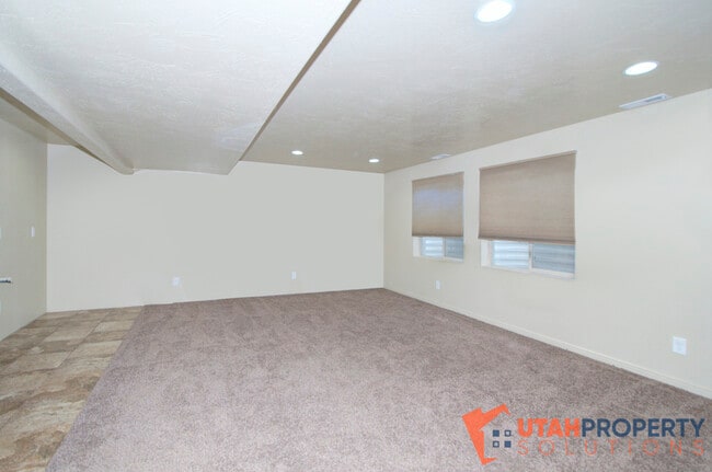 Building Photo - 4638 Seminole Cir