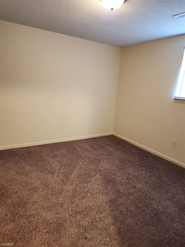 Building Photo - 3 br, 1.5 bath Duplex - 8 Hawthorne Place 10
