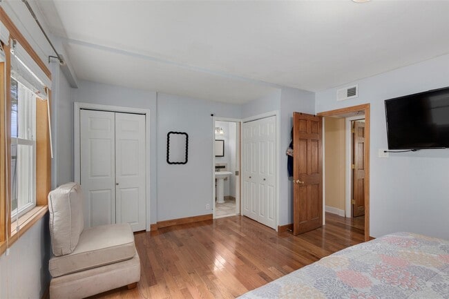 Building Photo - 256 Round Hl Dr