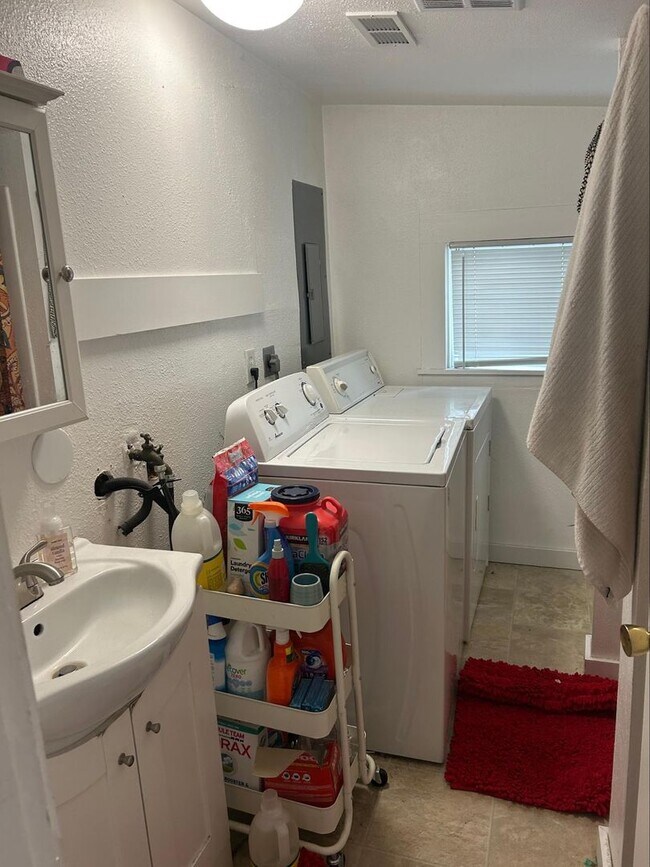 Building Photo - PRELEASE: Spacious 5+ bdrm/2 bath in York Neighborhood