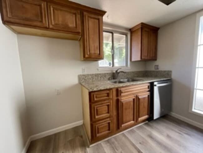 Building Photo - Great 3 Bed 2 Bath Duplex