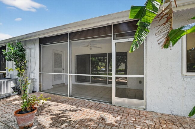 Building Photo - 708 Lago Rd