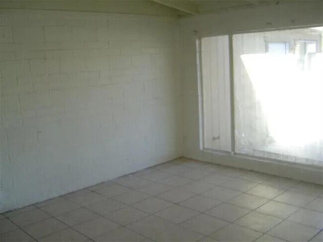 Building Photo - HANDYMAN SPECIAL