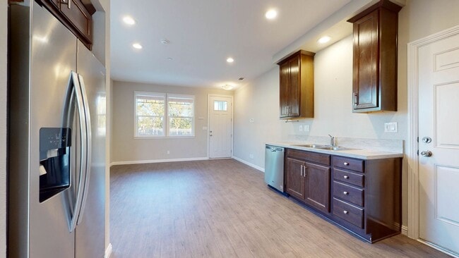 Building Photo - Beautiful 3 Bedroom 3 Full bath with 1 Car...