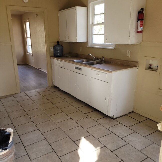 Building Photo - cute 2br 1 bath house.  recently updated