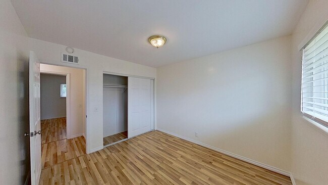Building Photo - Spacious 4 Bedroom/2 Bathroom home plus Of...